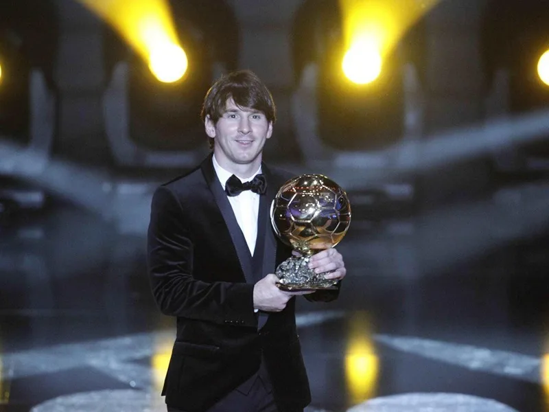 Chàng trai trẻ Lionel Messi nhận danh hiệu Quả bóng vàng đầu tiên vào năm 2009 sau cú ăn 6 lịch sử.